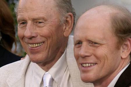 Ron Howard und sein Vater Rance Howard Arm in Arm bei der Premiere von 