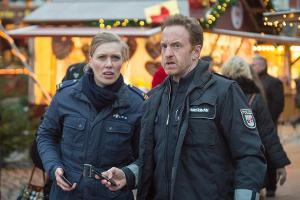 "SOKO Wismar: Bittere Weihnachten": Anneke (Isabell Berghout) und Timmermann (Mathias Junge) auf dem Weihnachtsmarkt, auf de...