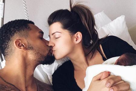 Mama hält Tochter im Arm: Dominic Harrison, Sarah Nowak und die kleine Mia Rose