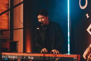 Nico Santos bei seinem Gig im Berliner Szene-Italiener Centolire