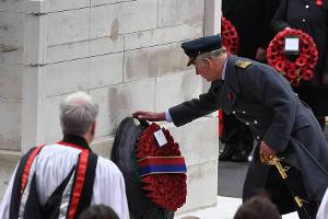 Prinz Charles legt den tradionellen Mohnblumenkranz am Kriegsdenkmal nieder
