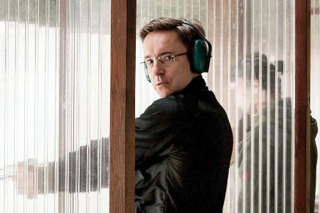 Rainer Ellgast (Arnd Klawitter) verarbeitet den Tod seines Kollegen Heiko Gebhardt am Schießstand