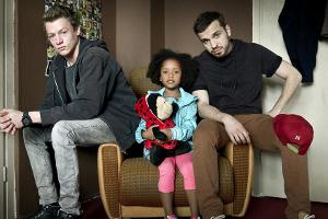 Kai (Vincent Krüger, v.l.), Lara (Nomie Lane Tucker) und Thomas (Edin Hasanovic) in "Familie Braun"