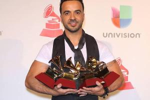 Louis Fonsi zeigt stolz seine Trophäen