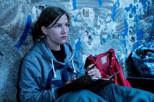 "Unter uns": Traurig darüber, erneut enttäuscht worden zu sein, sucht Manu sich wieder alleine eine neue Bleibe auf der Straße