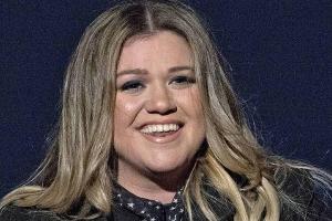 Die Sängerin Kelly Clarkson fühlt sich sichtlich wohl in ihrer Haut