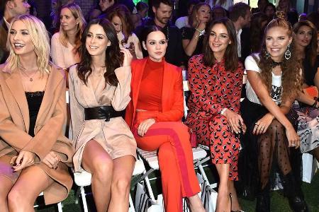 Lena Gercke, Lena Meyer-Landrut, Emilia Schüle, Janina Uhse und Victoria Swarovski bei der Marc Cain Modenschau