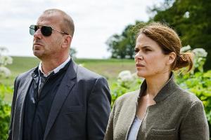 "Tod eines Mädchens (2)": Simon Kessler (Heino Ferch) und Hella Christensen (Barbara Auer) ziehen immer engere Kreise um den...