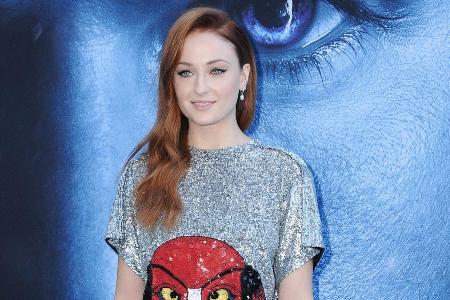 Schauspielerin Sophie Turner glänzte am Premieren-Abend in ihrem silbernen Pailletten-Kleid