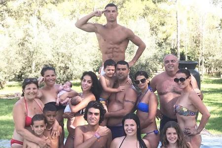 Harmonie im Pool: Fußballer Ronaldo mit seiner großen Familie