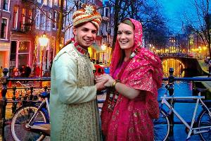 Pietro Lombardi und seine "Braut" Amy - für "Verstehen Sie Spaß?" warfen sich die beiden in indische Gewänder