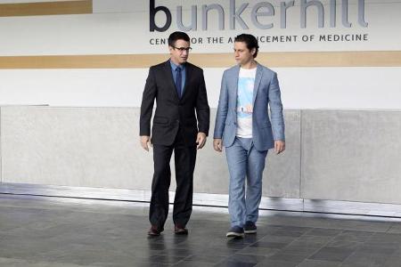 Dr. Walter Wallace (Dermot Mulroney, l.) mit James Bell (Augustus Prew)