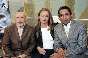 Hollywood-Stars im "Morgenmagazin" (1999): Die Moderatoren Patricia Schäfer und Cherno Jobatey mit Dennis Hopper (l.)