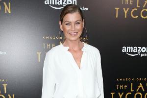 Ellen Pompeo macht aus einer dezenten Bluse einen eleganten Abend-Look