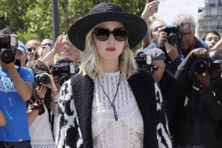 In diesem Outfit besuchte Jennifer Lawrence die Haute-Couture-Show von Dior in Paris