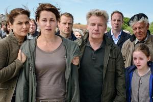 "Tod eines Mädchens (1)": Kommissarin Hella Christensen (Barbara Auer, l.) tröstet die Mutter des toten Mädchens, Silke Brod...