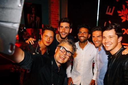 Die Promis hatten bei dem intimen Privatkonzert mit Alvaro Soler (2. v. l.)und Nico Santos (1. v. r.) sichtlich ihren Spaß