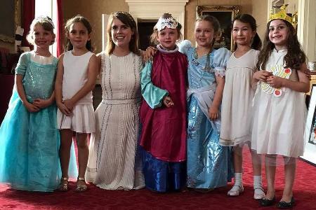Harper Seven (3. v. r.) zusammen mit ihren Freundinnen und Prinzessin Eugenie (3. v. l.)
