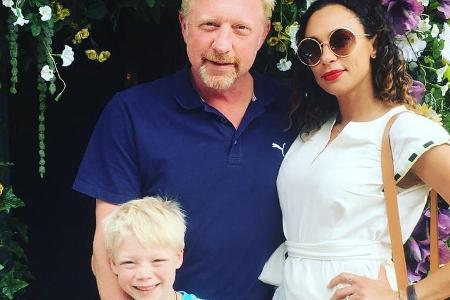 Boris, Lilly und Amadeus Becker lächeln Arm in Arm für die Kamera