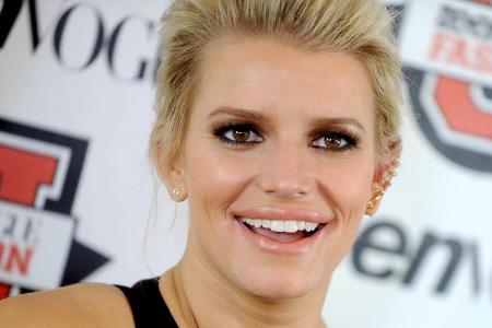 Jessica Simpson feierte ihren 37. Geburtstag im heimischen Pool