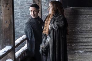Aidan Gillen als Petyr "Kleinfinger" Baelish und Sophie Turner als Sansa Stark