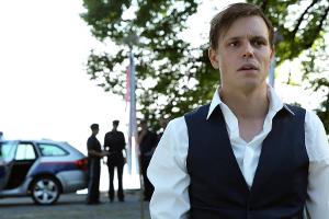 "Die Toten vom Bodensee - Die Braut": Christian Höflinger (Franz Hartwig) kann es nicht glauben - seine Frau Maja wurde am T...