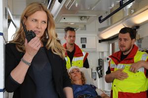 "Die Chefin: Das vierte Opfer": Vera Lanz (Katharina Böhm, l.) fragt Sabine Heuchert (Brigitte Zeh), ob sie den Täter beschr...