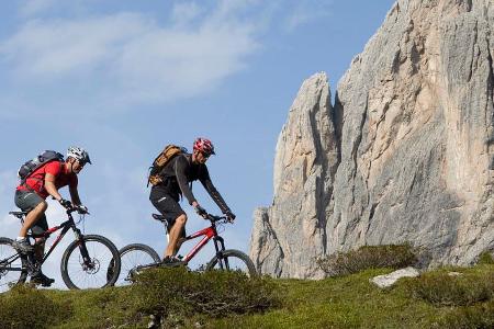 Biker unterwegs vor den Felsen des Vaude