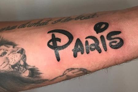Dieser Liebesbeweis geht unter die Haut: Schauspieler Chris Zylka ließ sich den Namen seiner Freundin Paris Hilton tätowieren