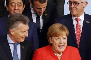 Angela Merkel lud ihre Gäste in die Elbphilharmonie ein