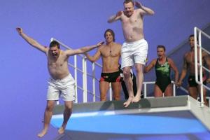 Elton und Stefan Raab beim "TV Total Turmspringen"