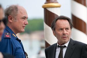 "Donna Leon: Tierische Profite": Brunetti (Uwe Kockisch, r.) und Vianello (Karl Fischer) werden zu einem Tatort gerufen