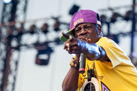 Flavor Flav ist auch für seine riesigen Umhänge-Uhren bekannt