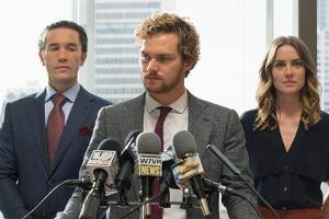 Tom Pelphrey (v.l.), Finn Jones und Jessica Stroup in "Marvel's Iron Fist"