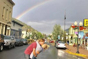 Bei so einem heißen Kuss bekommt Kaley Cuoco schon mal weiche Knie