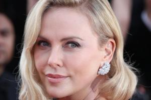 In ihrem neuen Film kommt Charlize Theron ihrer Filmpartnerin Sofia Boutella sehr nah