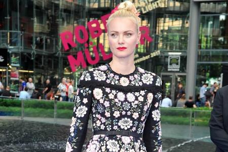 Franziska Knuppe setzt ihre schlanken Modelbeine im sexy Minikleid in Szene