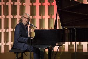 Helge Schneider wünschte sich für die Preisverleihung ein Mikrofon mit Kabel, weil: "Das sieht besser aus!"