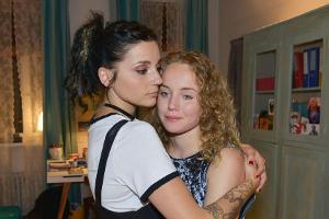 "GZSZ": Jule wird in ihrem Liebeskummer von ihrer Schwester Anni aufgefangen