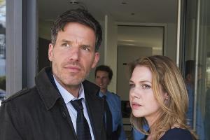 "Böser Wolf (1) - Ein Taunuskrimi": Ihr neuer Fall stellt die Kommissare Oliver von Bodenstein (Tim Bergmann) und Pia Kirchh...