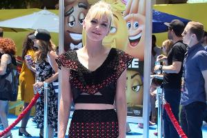 Anna Faris sieht im schwarz-roten Ensemble bezaubernd aus