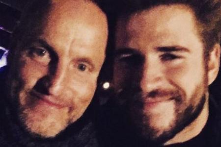 Liam Hemsworth (r.) und Woody Harrelson verbindet eine enge Freundschaft