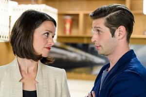 "Alles was zählt": Als Deniz vorsichtig überlegt, Vincent mehr ins Geschäft zu involvieren, stößt er Jenny damit vor den Kopf