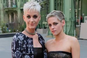 Katy Perry und Kristen Stewart Seite an Seite bei der Haute Couture Fashion Show von Chanel in Paris