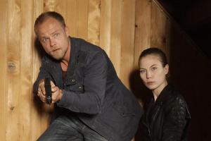 "Die Toten vom Bodensee - Familiengeheimnis": Micha Oberländer (Matthias Koeberlin) und Hannah Zeiler (Nora von Waldstätten)...