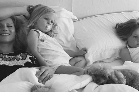 Bei Familie Hunziker-Trussardi steht morgendliches Kuscheln auf der Tagesordnung