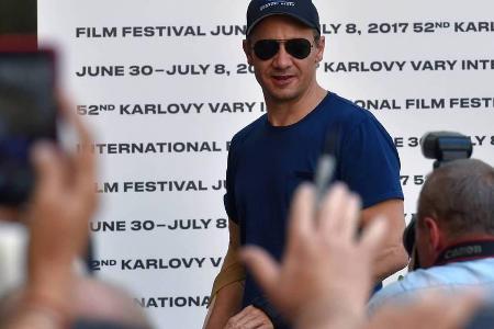 Jeremy Renner mit beidseitigem Verband