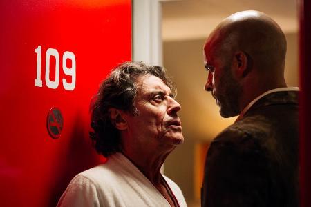 Shadow Moon (Ricky Whittle, r.) kann nicht viel mit seinem neuen Arbeitgeber Mr. Wednesday (Ian McShane) anfangen