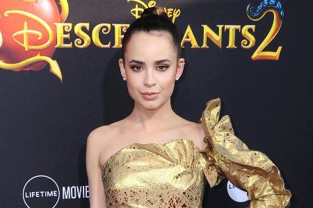 Schauspielerin Sofia Carson erschien in einem raffinierten Gold-Dress zur Premiere ihres neuen Films