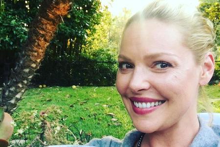 Schauspielerin Katherine Heigl genießt die Zeit zuhause mit einem Glas Martini